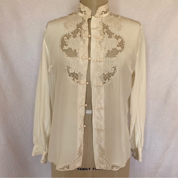 Vtg  ivory hand embroidered Chinese silk blouse. EUC - Picture 1 of 7
